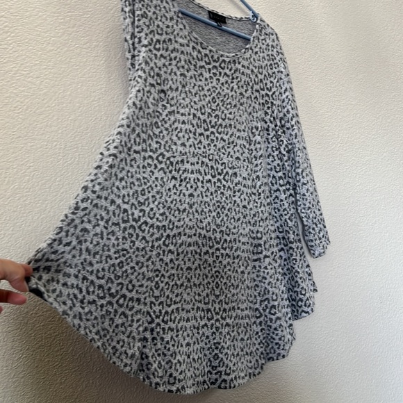 Leopard print soft top. Size 1X - Picture 4 of 5